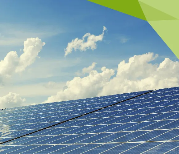Solarpanels unter weiss-blauem Himmel